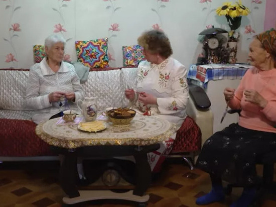 Пенсионерки из Чебоксар вяжут носки для участников СВО