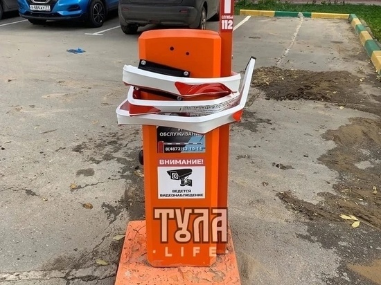 Неизвестный закрутил шлагбаум на опору на улице Кутузова в Туле
