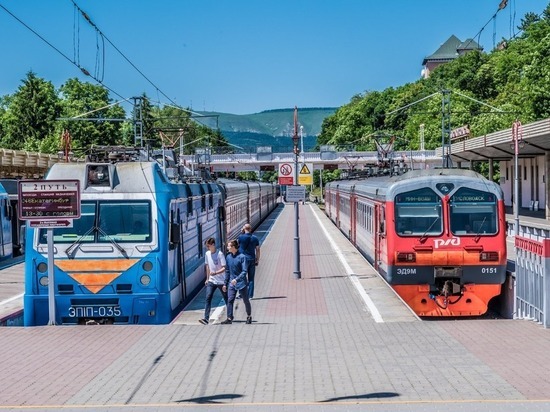 Поезд "Симферополь — Кисловодск" пересёк Крымский мост