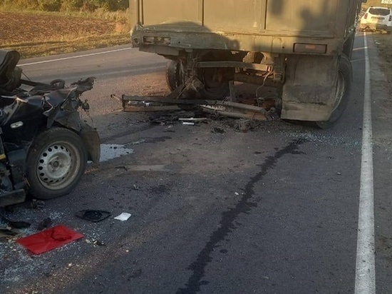 В Ростовской области три человека разбились насмерть в ДТП с грузовиком