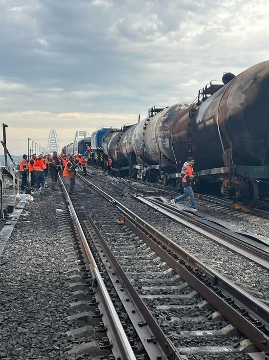 Движение поездов по Крымскому мосту восстановили после взрыва