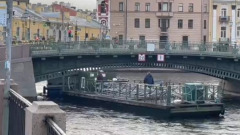 В Петербурге застрял буксир с причалом: видео "моста глупости"