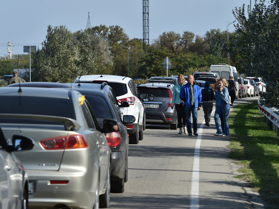 К единственной автомобильной полосе люди стоят с ночи