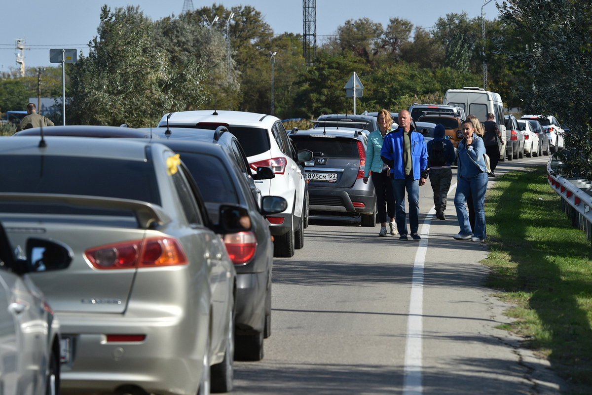 Отъезжающие встали в очередь к Крымскому мосту: выдержит ли наплыв - МК