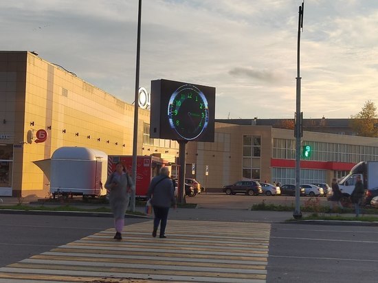 Экран, транслирующий рекламу, заработал на улице Яна Фабрициуса в Пскове