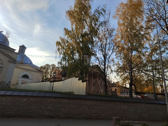 Фотофакт: Церковь Вознесения XV века в Пскове опоясывают строительными лесами