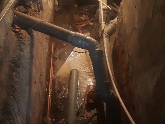 На улице Стройкова в Рязани из-за прорыва трубы затопило подвал дома