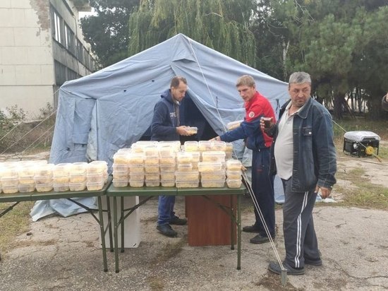 В Крыму водителей, ожидающих парома, кормят горячими обедами