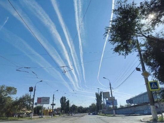 В Волгограде названы версии происхождения полос на небе