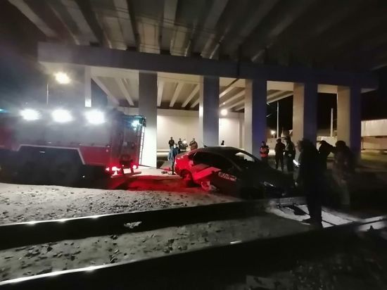 Брошенный на ж/д путях под Всеволожском каршеринг прегородил дорогу поездам