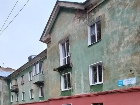 В Кирово-Чепецке обвалился балкон, на котором стоял ребенок с собакой