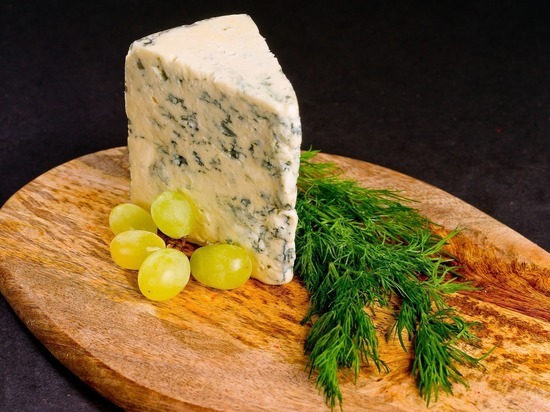 Диетолог объяснила, кому не рекомендуется есть сыр с плесенью