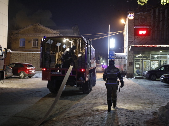 Пожар в 2-этажном здании на улице Обороны в Павловске тушили 4,5 часа