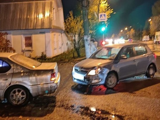 На улице Туполева в Твери столкнулись Toyota и Skoda, пострадал человек