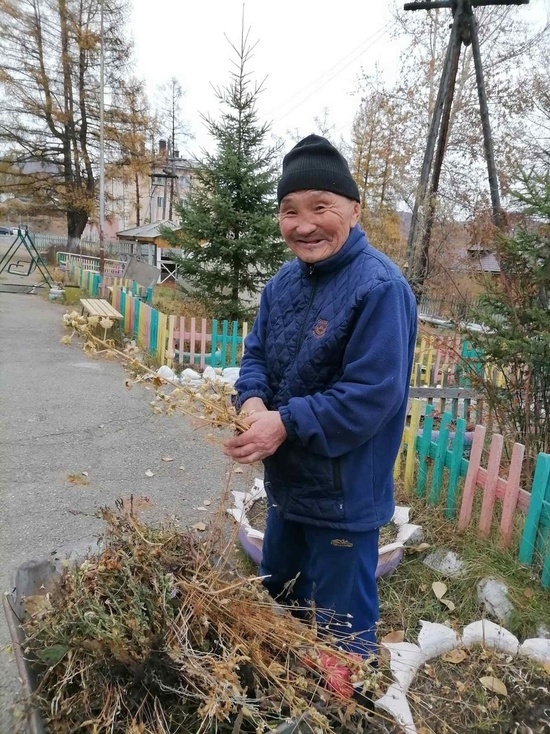 Постояльцы дома-интерната Хову-Аксы провели уборку сухоцветов с клумб