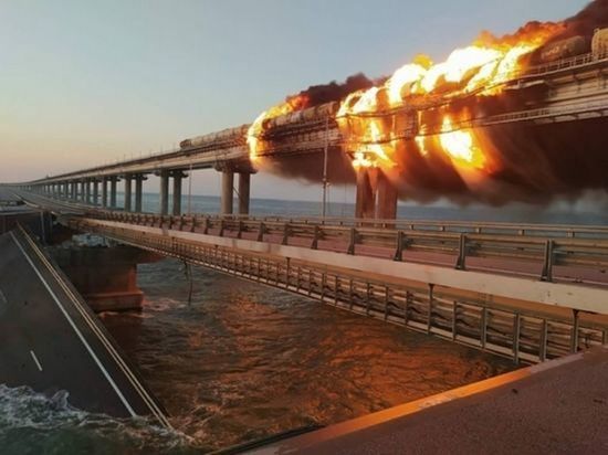 WSJ: западные эксперты считают, что взрыв произошел снизу Крымского моста   