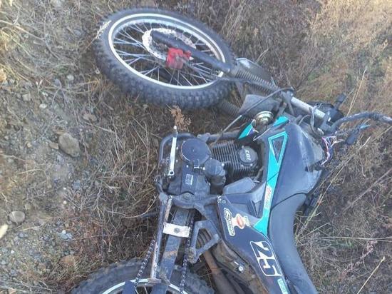 Пьяный водитель мотоцикла перевернулся на дороге в Забайкалье