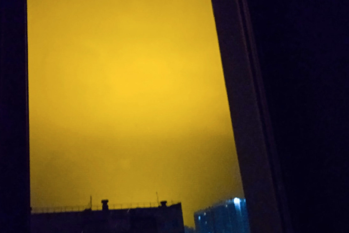 столбы света в небе. теплицы чурилово челябинск ночью. свечение. теплицы ночью. челябинск чурилово свет.