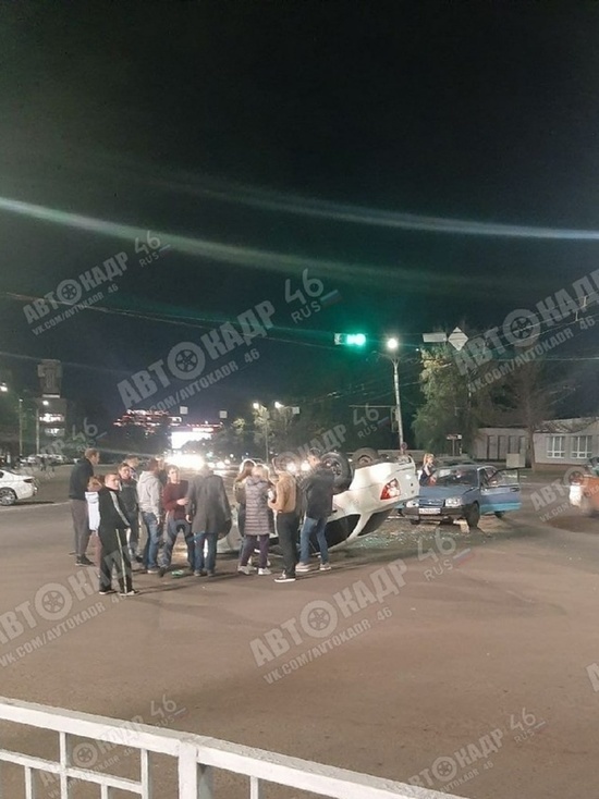 В Курске в ДТП автомобиль перевернулся на крышу, ранения получили три молодых человека