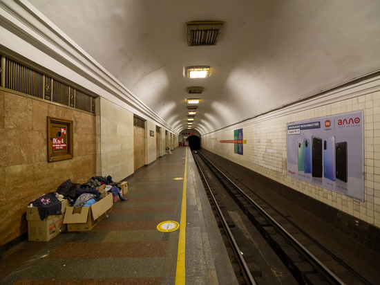 На красной линии киевского метро приостановили движение поездов из-за взрывов