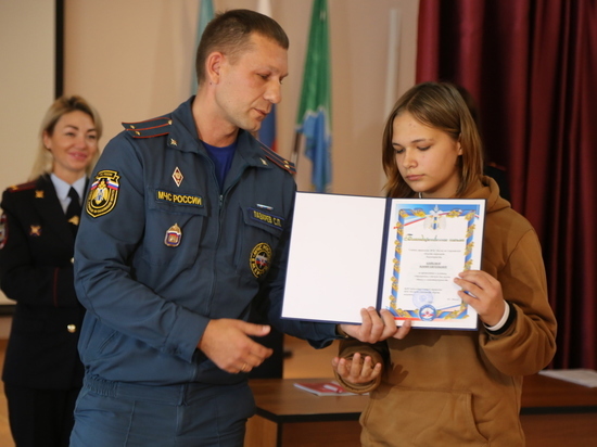 Брата с сестрой на Сахалине наградили за спасение людей из горящего дома