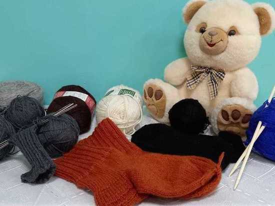 Астраханские бабушки вяжут для участников СВО шерстяные носки