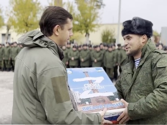 Клычков вручил бойцам в учебных центрах 2 флага и раскрыл секрет победы