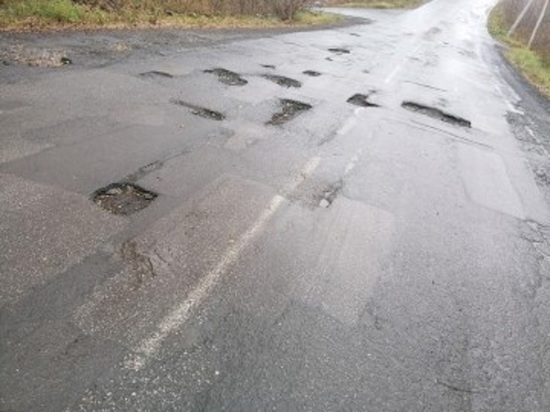 Яма на яме: состояние дороги в кузбасском городе возмутило горожан