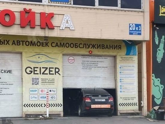 В Новосибирске на автомойке ворота упали на автомобиль