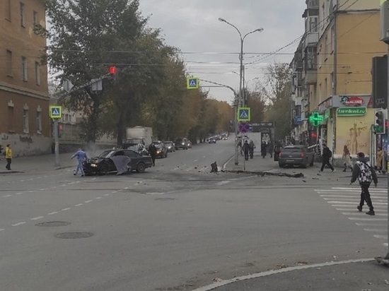 Машина вылетела на тротуар в результате ДТП в Екатеринбурге