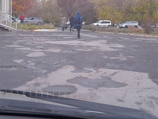 Новосибирцев возмутили ямы на асфальте возле 22-й поликлиники