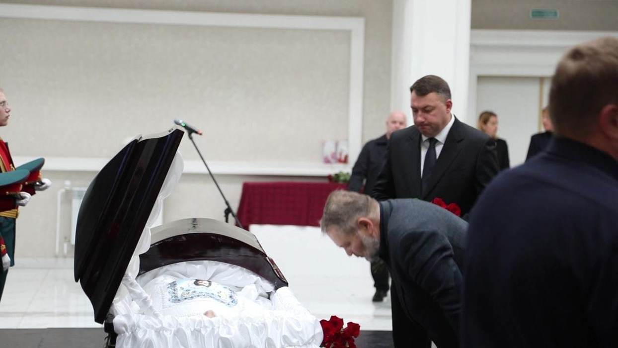 Сотни человек, слезы и алые розы: кадры прощания с депутатом Виталием Гомилевским