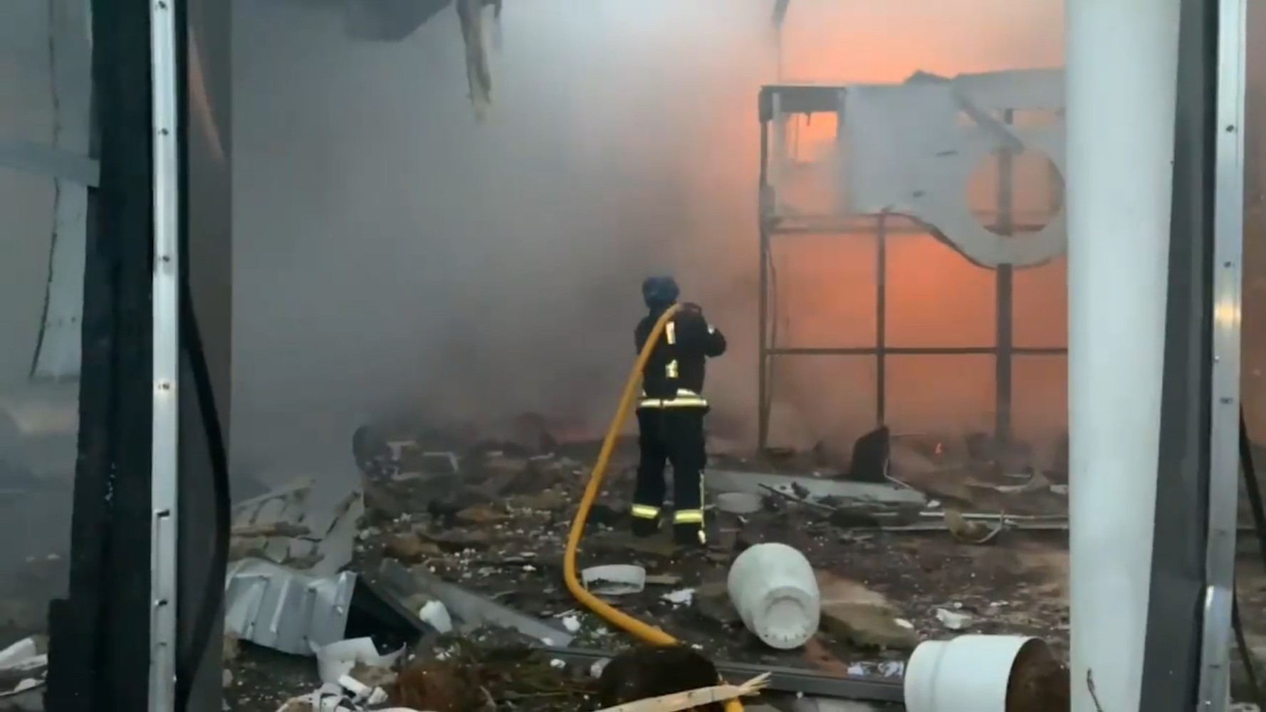 Воздушная тревога, разрушения и спасатели: последствия новых ракетных ударов по Украине