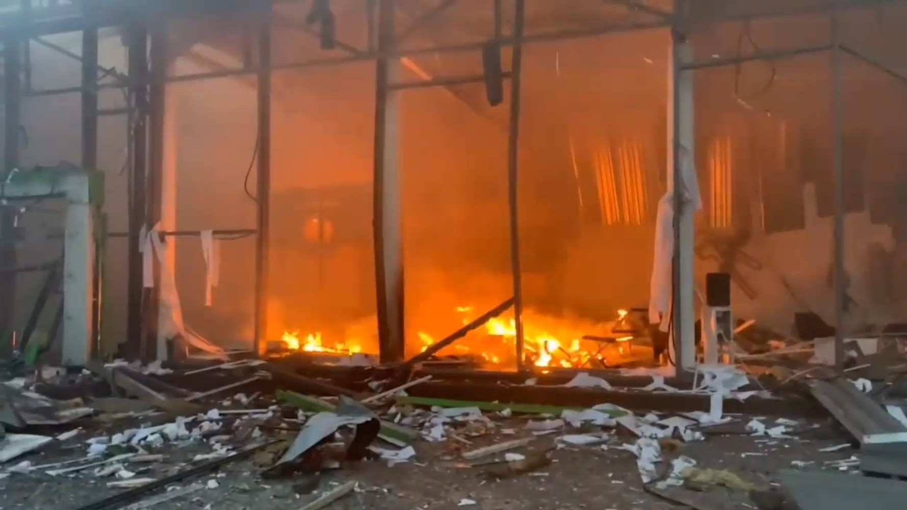 Воздушная тревога, разрушения и спасатели: последствия новых ракетных ударов по Украине