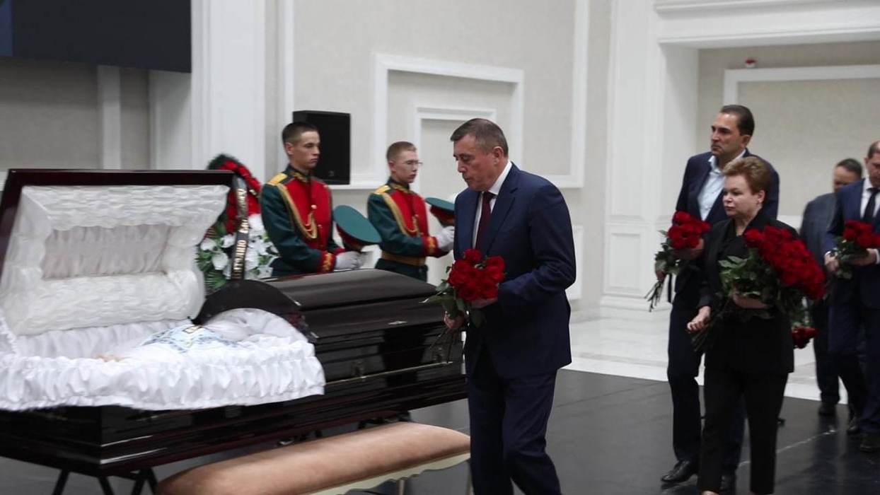 Сотни человек, слезы и алые розы: кадры прощания с депутатом Виталием Гомилевским