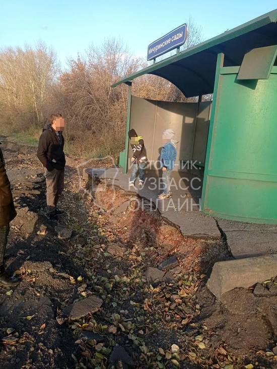 Ров около остановки образовался после ремонта в кузбасском городе