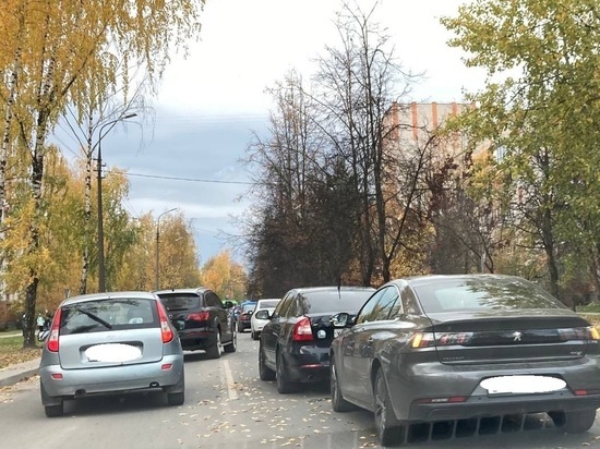 Две иномарки столкнулись на улице Труда в Пскове