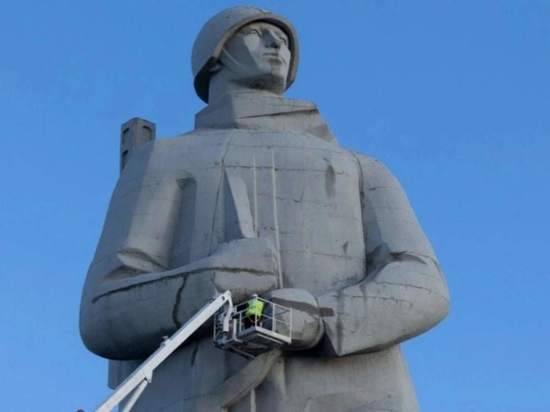 Треснувшего «Алешу» начали ремонтировать в Мурманске