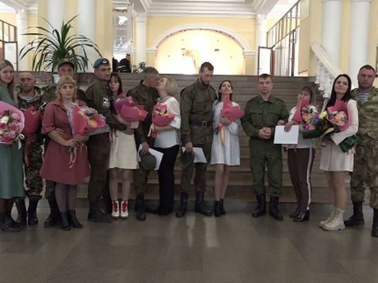 В Омске сыграли свадьбу сразу 7 мобилизованных кузбассовцев