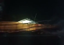 В Сети появилось видео от одной из пассажирок поезда из Крыма, на котором запечатлен проезд ночью по Крымскому мосту после того, как на нем произошел взрыв