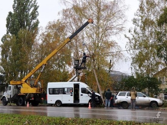 В Фатеже Курской области при ДТП с автомобилем ВАЗ-2111 и маршруткой повреждена опора ЛЭП