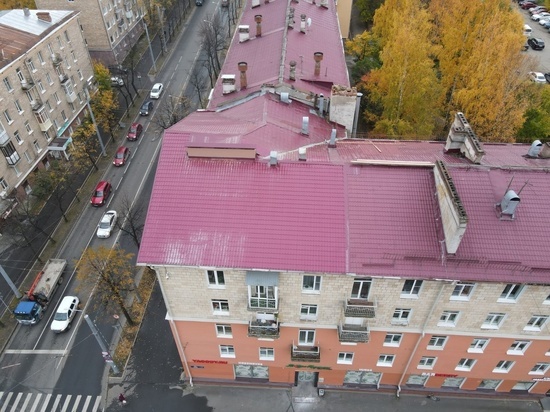 Кровля дома в центре Петрозаводска наконец-то приобрела нормальный вид