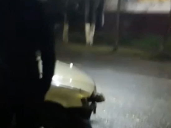 Автомобиль ночью влетел в тополь на городской площади на Сахалине