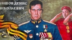 В Бурятии фасад школы украсили портретом-граффити героя России Дениса Шишова 