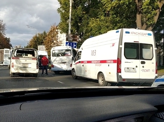 В центре Краснодара маршрутный автобус врезался в ЛЭП