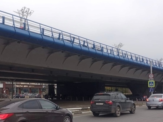 «Знаки смотреть надо»: в Омске под метромостом застрял грузовик