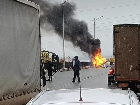 Легковушка загорелась на набережной в Ижевске утром 12 октября