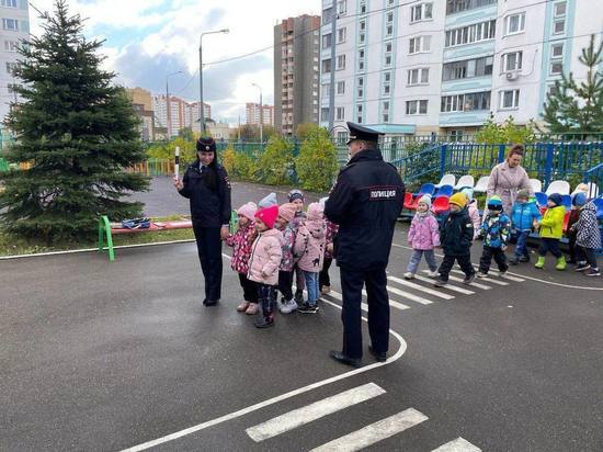 Госавтоинспекторы провели полезную игру с маленькими жителями Серпухова