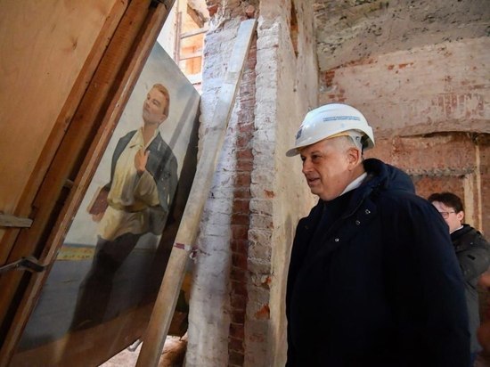 Александр Дрозденко проверил процесс реставрации школы в Гатчине