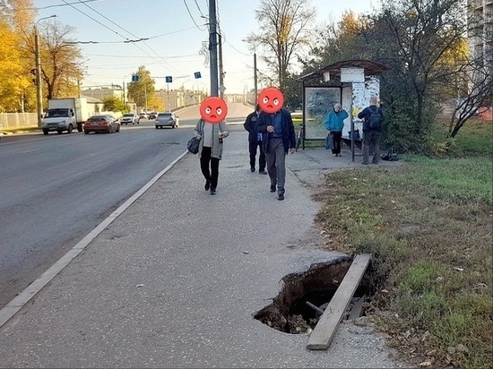 Пензенцы попросили заделать дыру на тротуаре по улице Гагарина